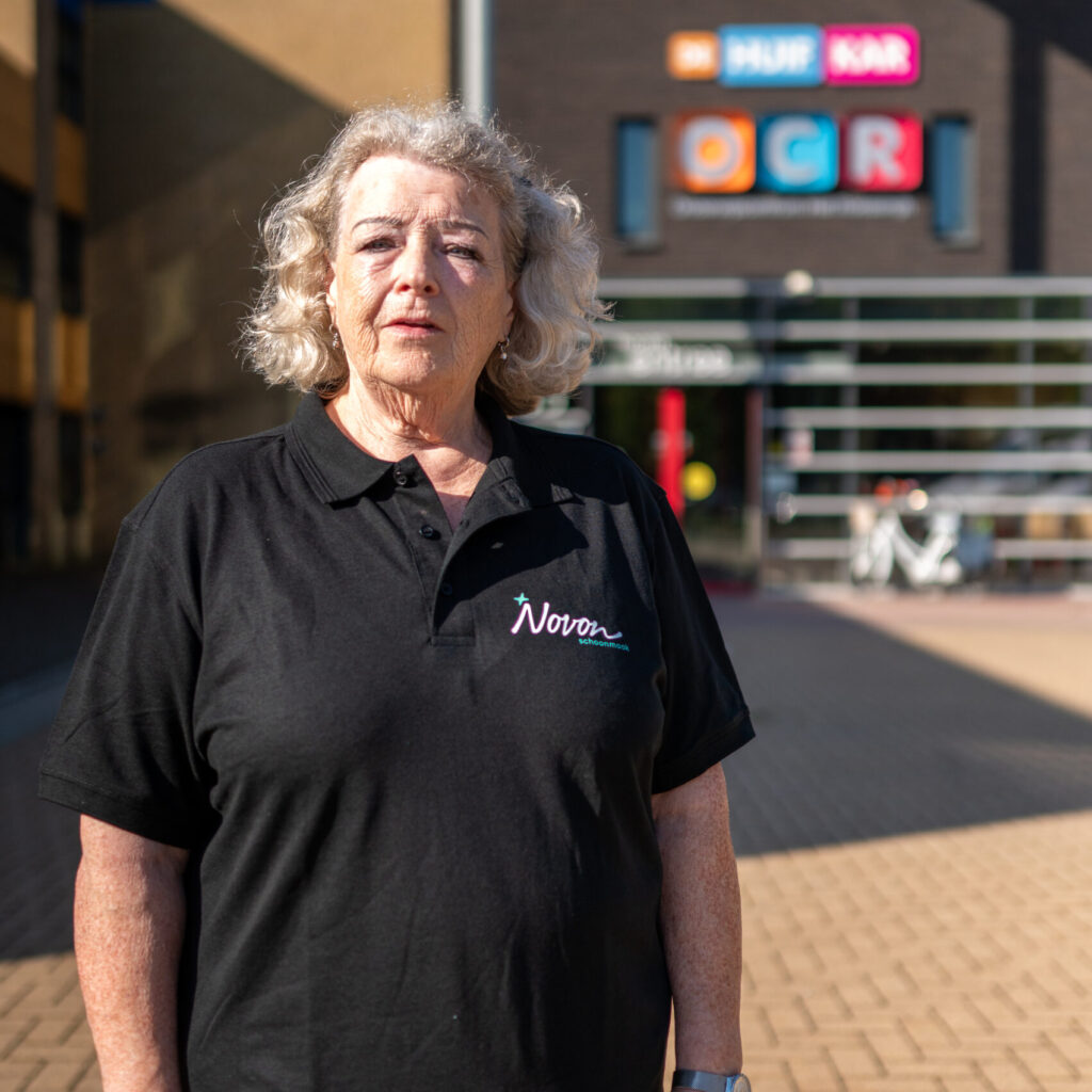 Collega Astrid staat voor onderwijscentrum Roessingh