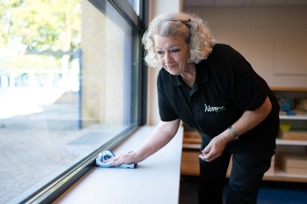 Collega Astrid stoft de vensterbank af